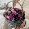 Фруктовая корзина с сиреневыми розами и кактусом