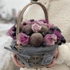 Фруктовая корзина с сиреневыми розами и кактусом