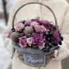 Фруктовая корзина с сиреневыми розами и кактусом