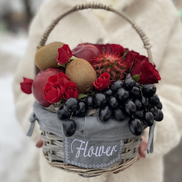 Фруктовая корзина в красном цвете с розами и кактусом