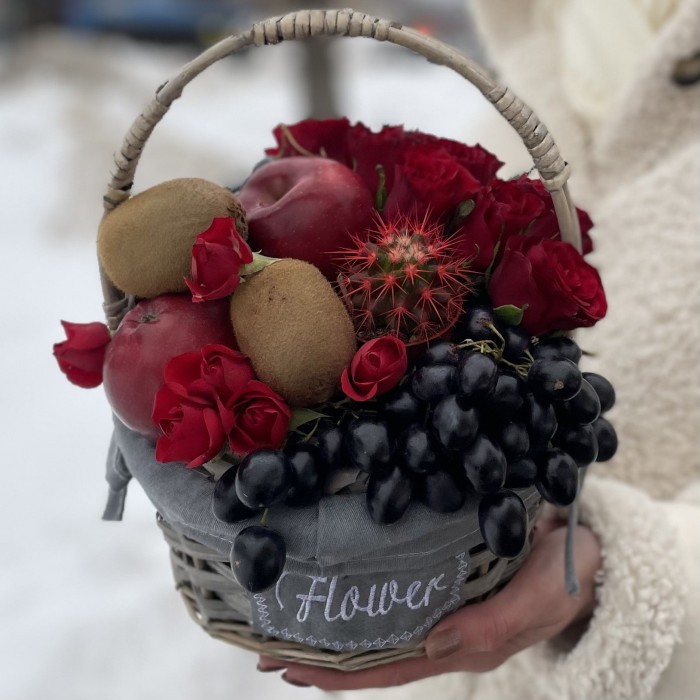 Фруктовая корзина в красном цвете с розами и кактусом