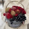 Фруктовая корзина в красном цвете с розами и кактусом