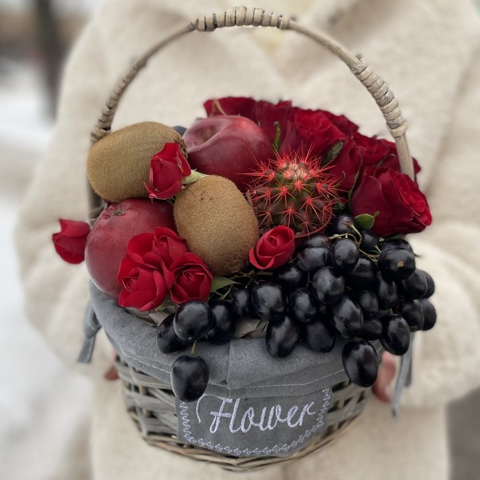 Фруктовая корзина в красном цвете с розами и кактусом