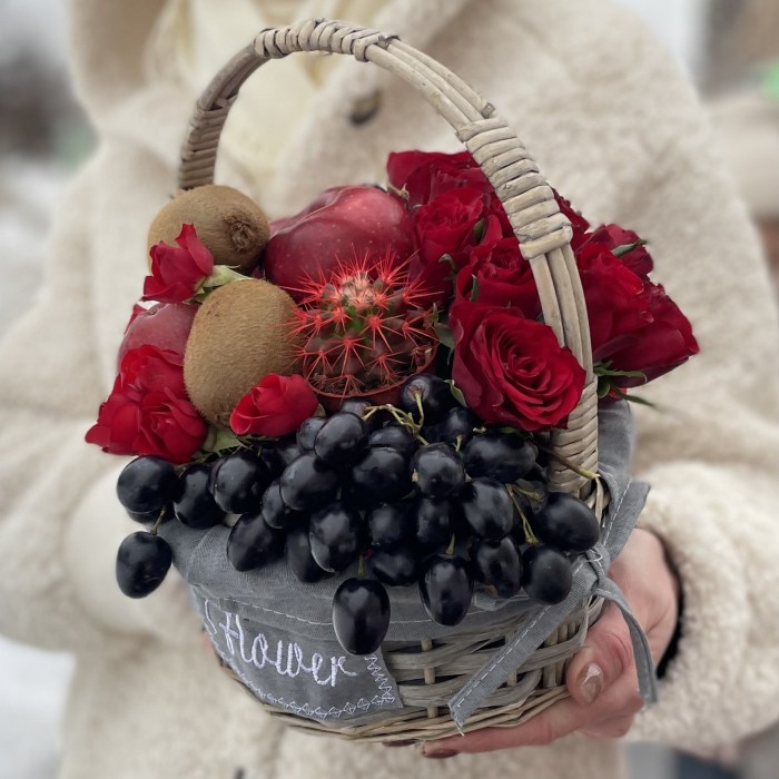Фруктовая корзина в красном цвете с розами и кактусом