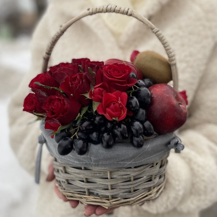Фруктовая корзина в красном цвете с розами и кактусом