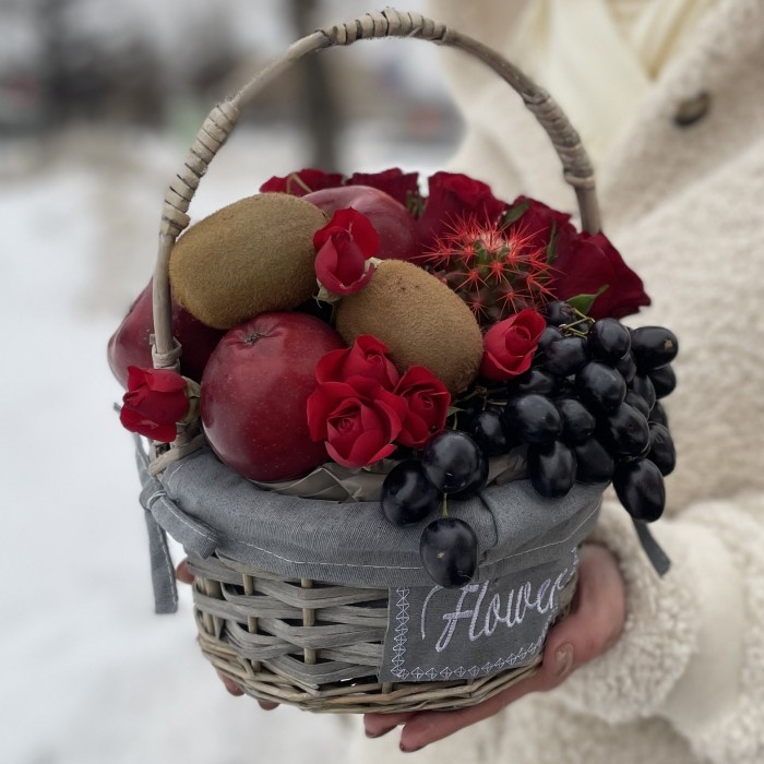 Фруктовая корзина в красном цвете с розами и кактусом