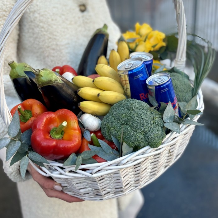 Большая мужская корзина с фруктами и энергетиком