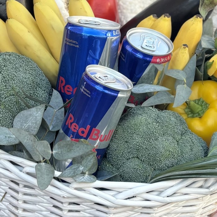 Большая мужская корзина с фруктами и энергетиком