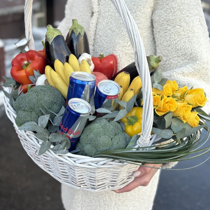 Большая мужская корзина с фруктами и энергетиком