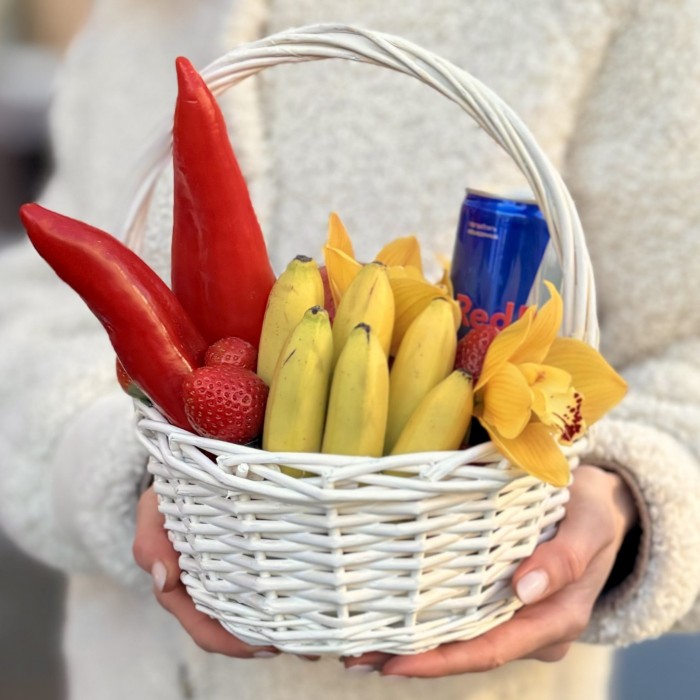 Корзина с фруктами и энергетиком