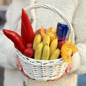 Корзина с фруктами и энергетиком