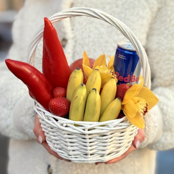 Корзина с фруктами и энергетиком