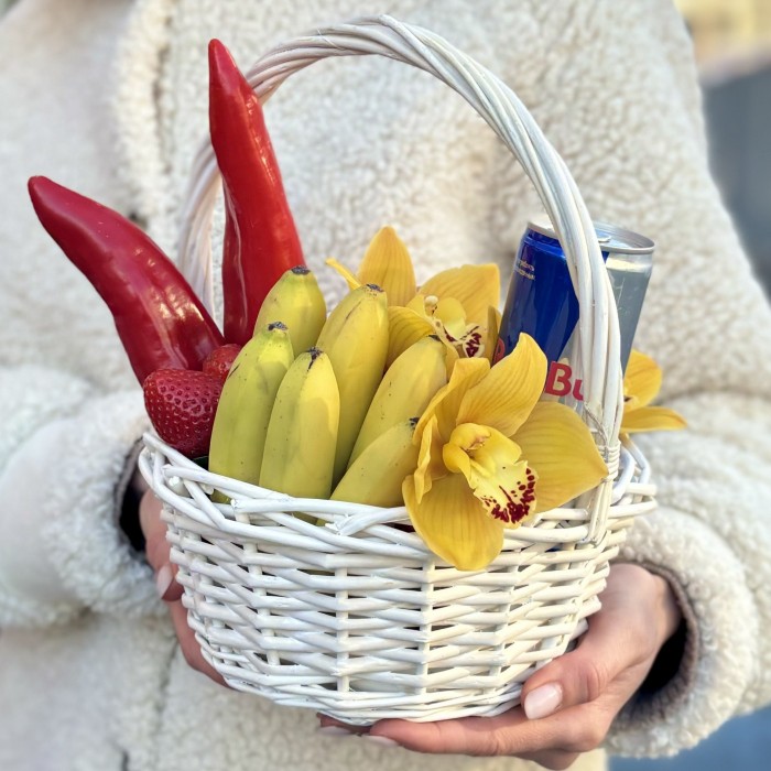 Корзина с фруктами и энергетиком