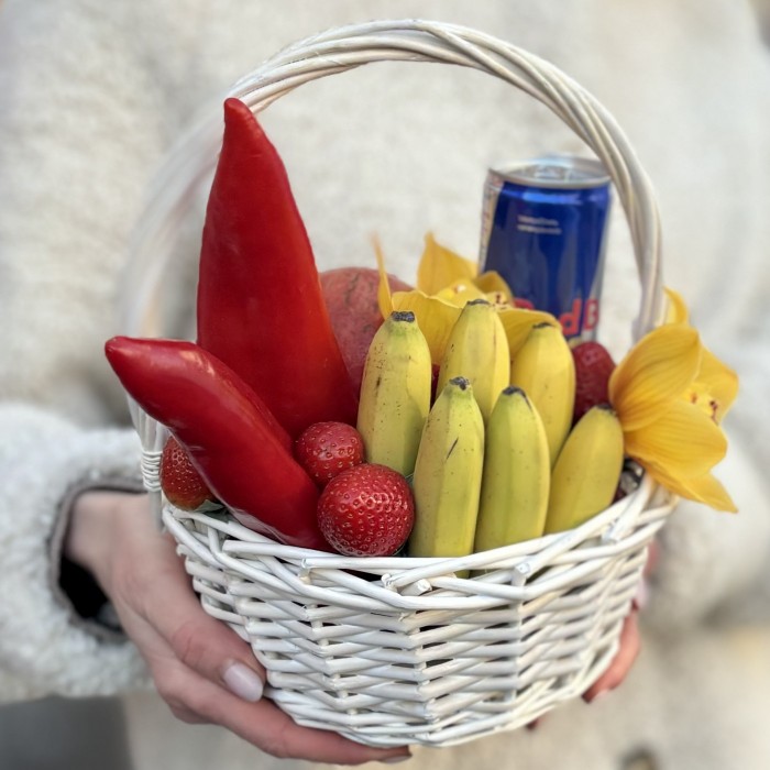 Корзина с фруктами и энергетиком