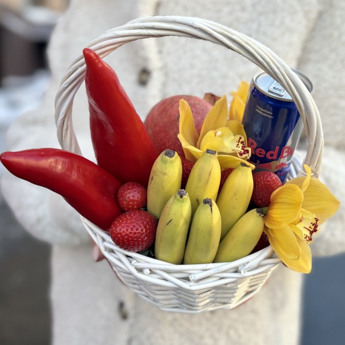 Корзина с фруктами и энергетиком