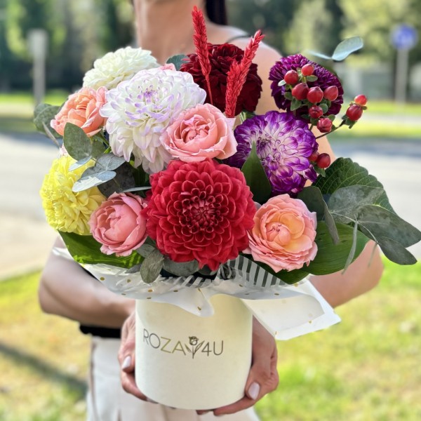 Георгины с кустовой розой Джульетта в коробке