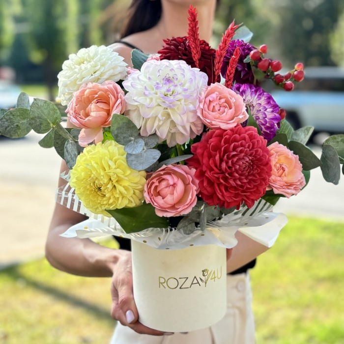 Георгины с кустовой розой Джульетта в коробке