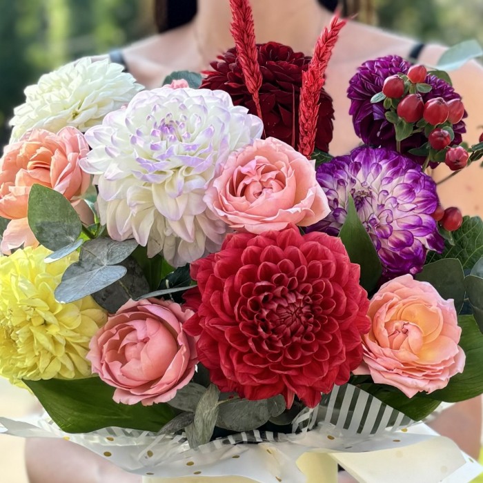 Георгины с кустовой розой Джульетта в коробке