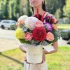 Георгины с кустовой розой Джульетта в коробке