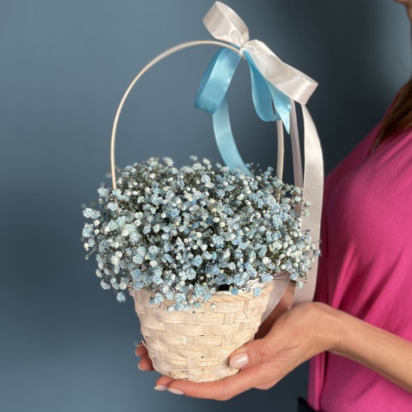 Голубая гипсофила в плетенной корзине