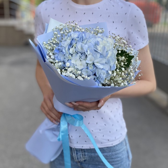 Голубая гортензия с гипсофилой
