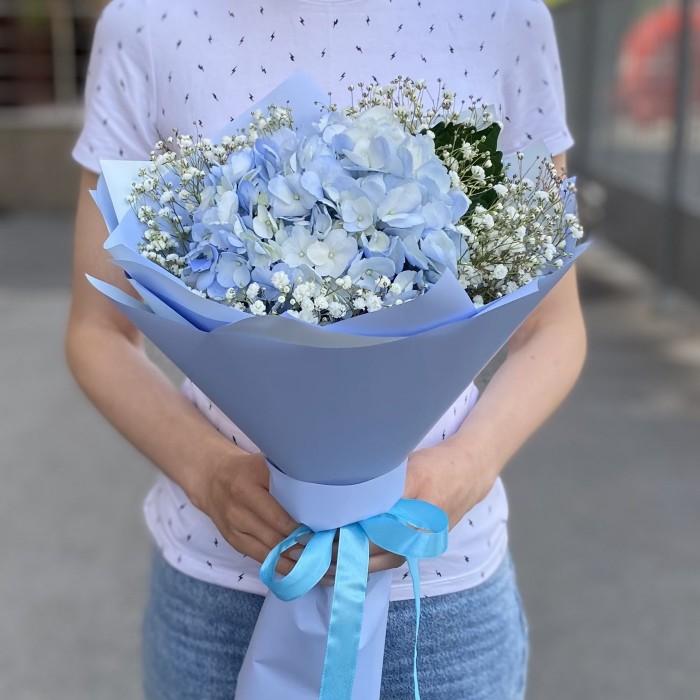 Голубая гортензия с гипсофилой