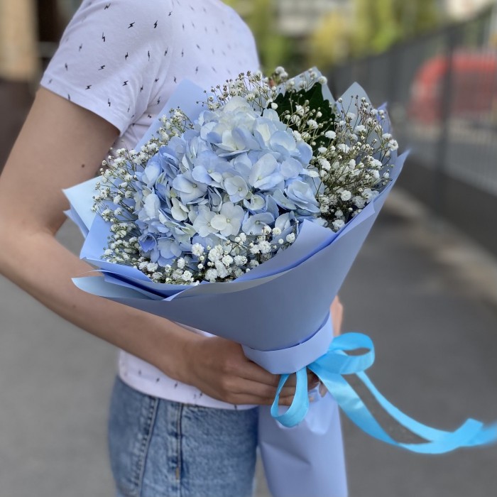 Голубая гортензия с гипсофилой