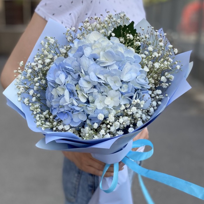 Голубая гортензия с гипсофилой