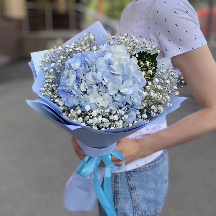 Голубая гортензия с гипсофилой