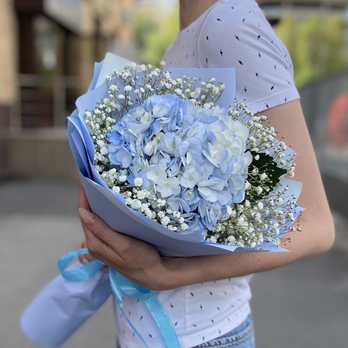 Голубая гортензия с гипсофилой