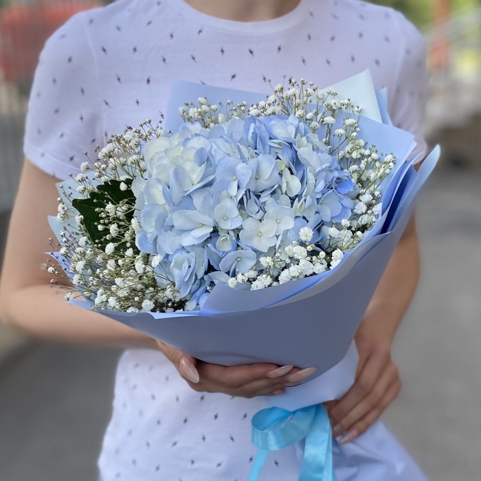 Голубая гортензия с гипсофилой