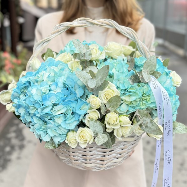 Голубая гортензия с кустовой розой в корзине