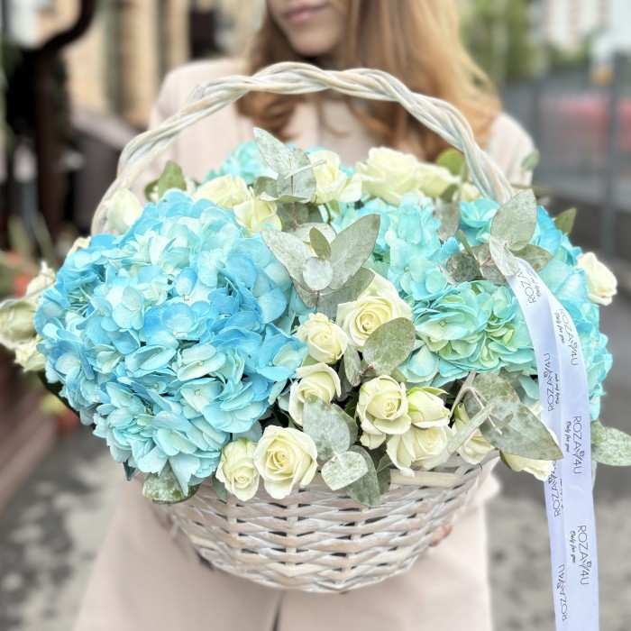 Голубая гортензия с кустовой розой в корзине
