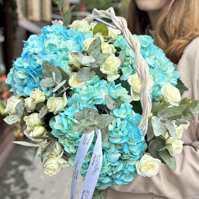 Голубая гортензия с кустовой розой в корзине