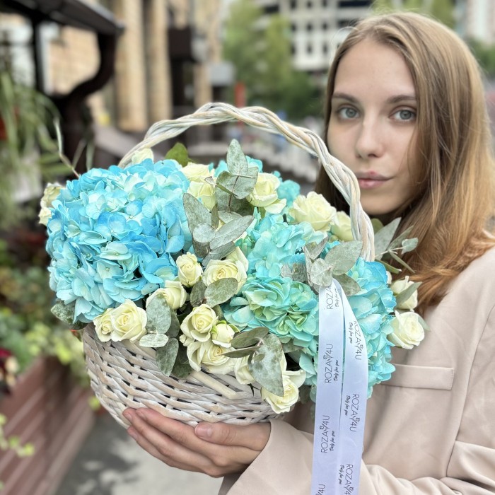 Голубая гортензия с кустовой розой в корзине