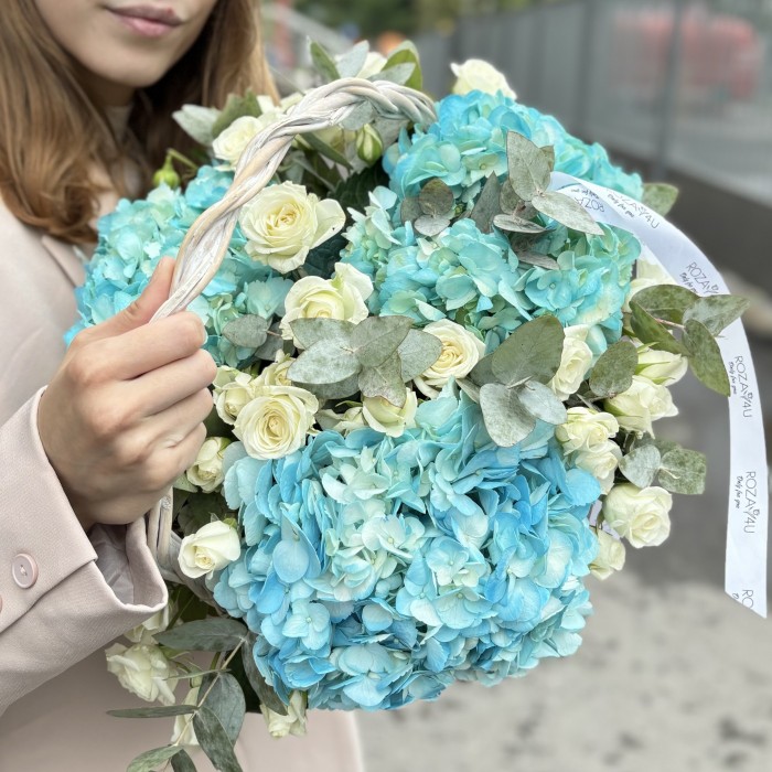 Голубая гортензия с кустовой розой в корзине