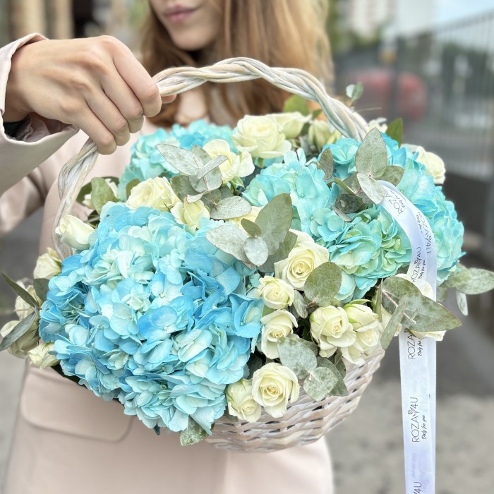 Голубая гортензия с кустовой розой в корзине