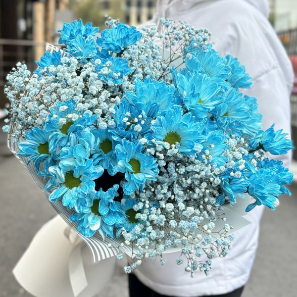 Голубой букет с гипсофилой и кустовой хризантемой
