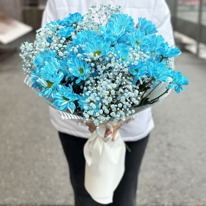 Голубой букет с гипсофилой и кустовой хризантемой