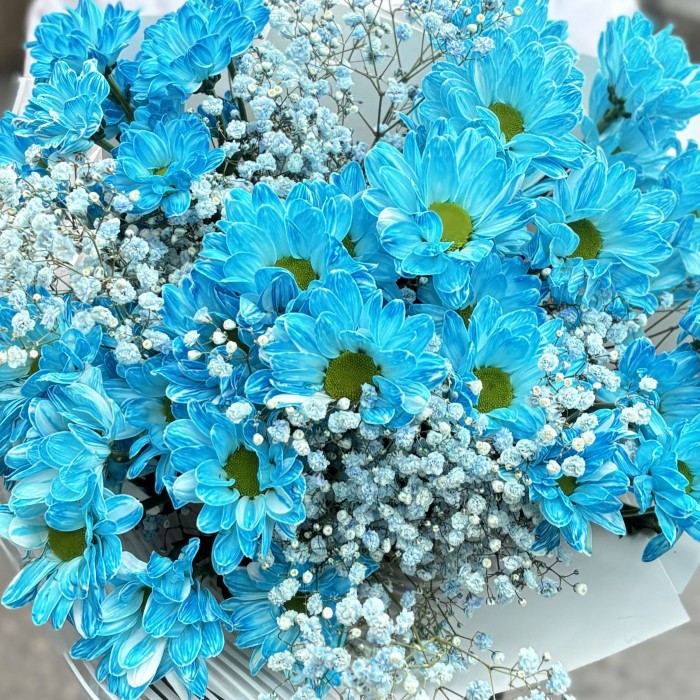 Голубой букет с гипсофилой и кустовой хризантемой