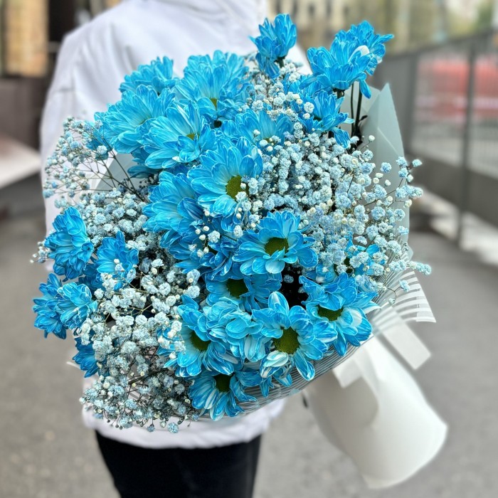 Голубой букет с гипсофилой и кустовой хризантемой