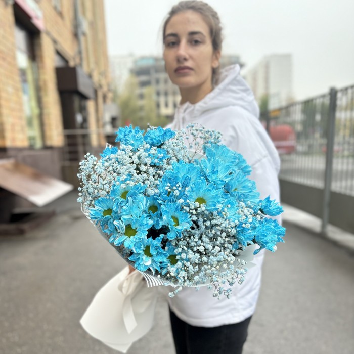 Голубой букет с гипсофилой и кустовой хризантемой