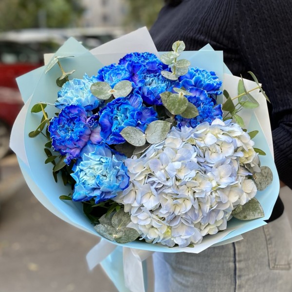 Голубой букет с гортензией и гвоздикой