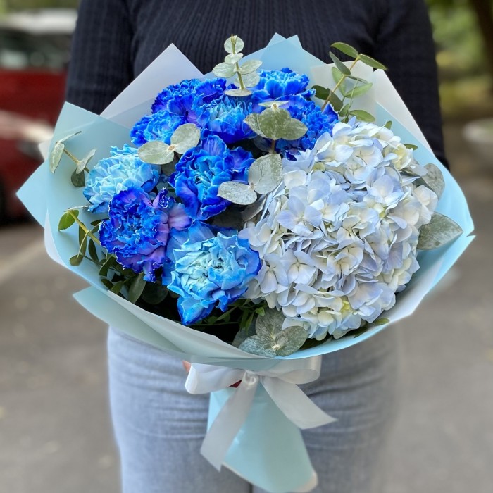 Голубой букет с гортензией и гвоздикой