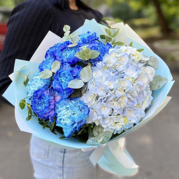 Голубой букет с гортензией и гвоздикой