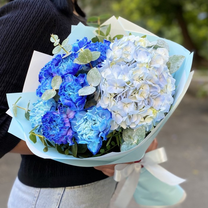 Голубой букет с гортензией и гвоздикой