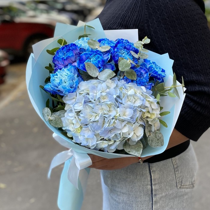 Голубой букет с гортензией и гвоздикой