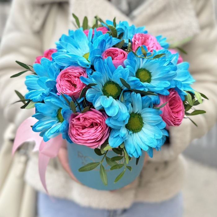 Голубые  кустовые хризантемы с розами в коробке