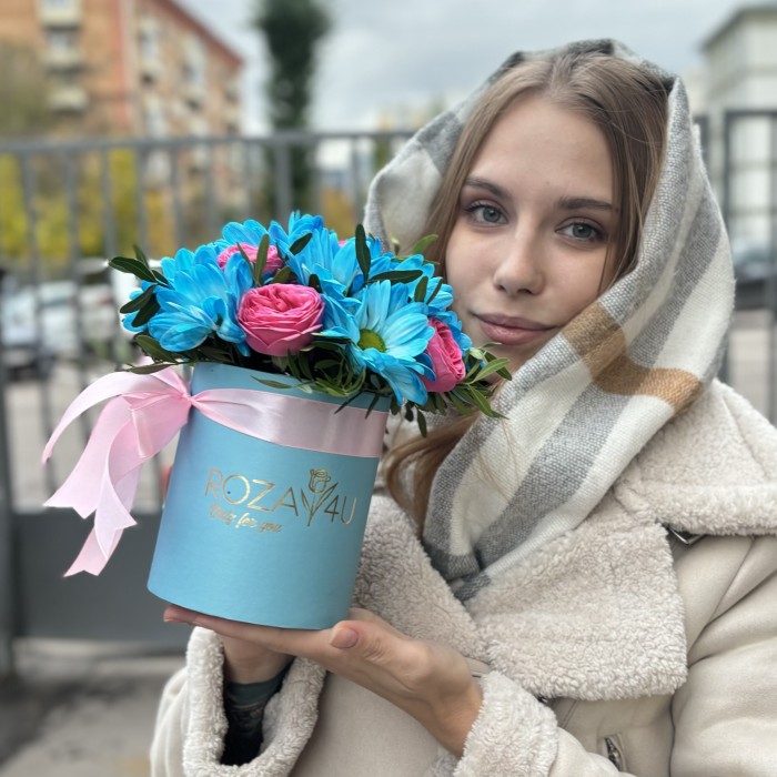 Голубые  кустовые хризантемы с розами в коробке