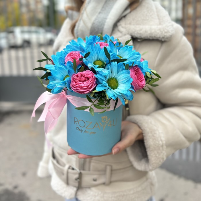 Голубые  кустовые хризантемы с розами в коробке